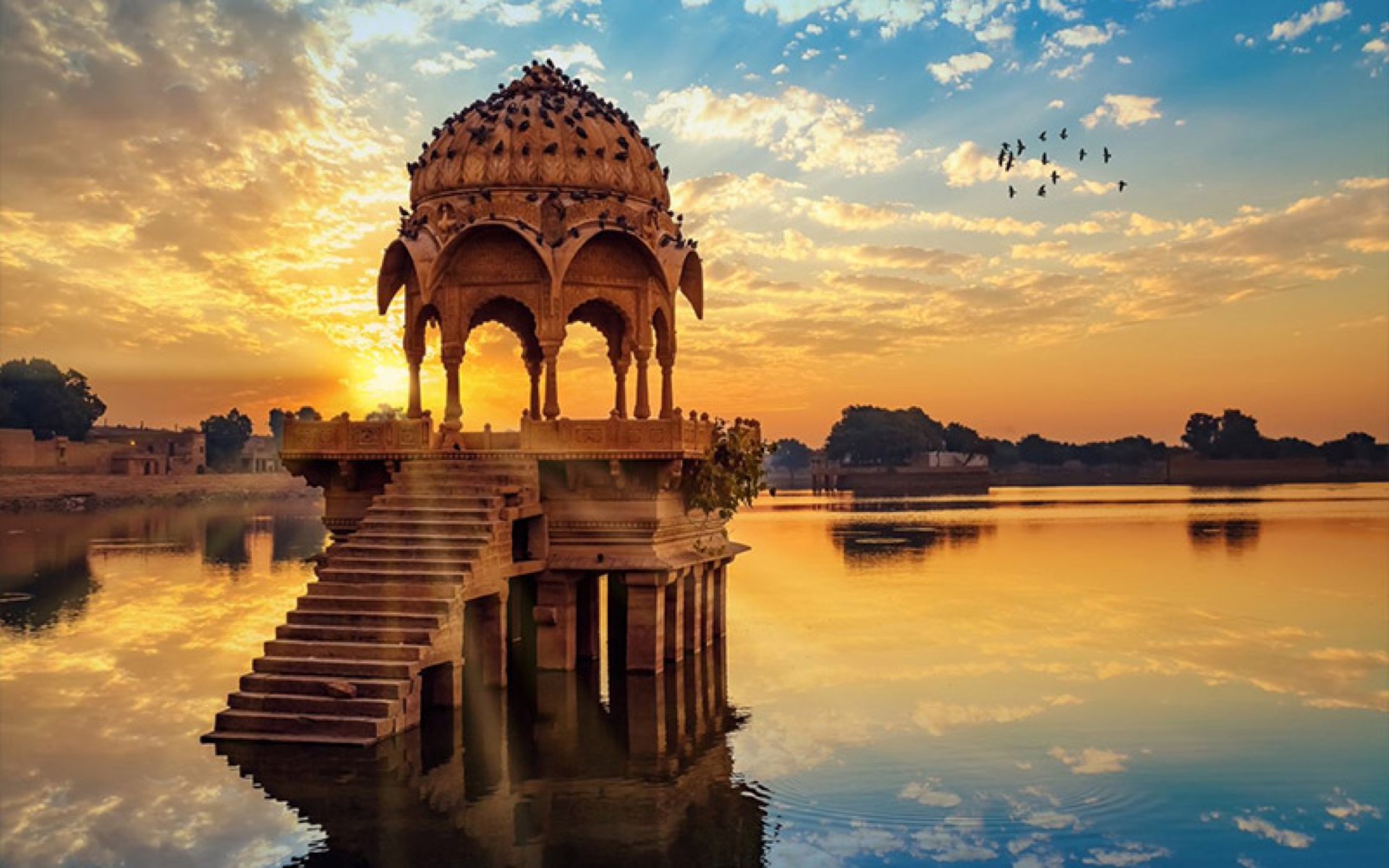 Sunrise over the chhatri at Gadisar Lake, Jaisalmer